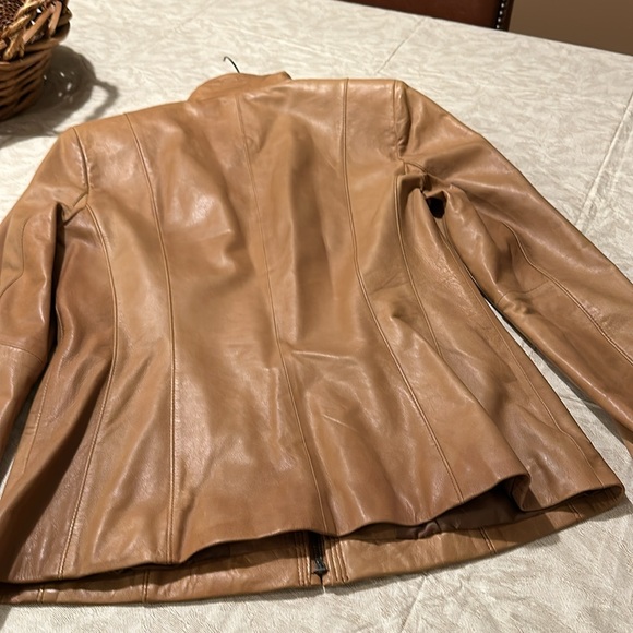 EXCELLENT USED CONDITION COLE HAAN GENUINE LAMBSKIN JACKET. SIZE M. LIKE BUTTER. - Picture 3 of 7